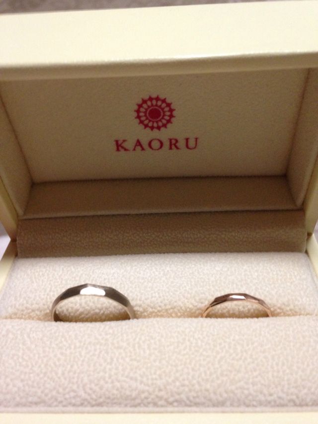 左ホワイトゴールドと右ピンクゴールドです