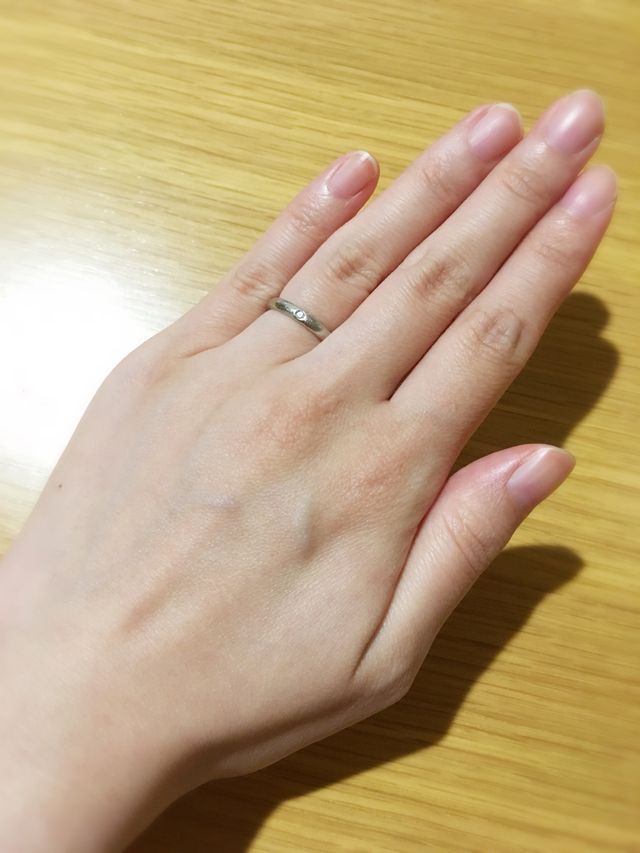 裏にアクアマリンをはめた、シンプルな指輪です。