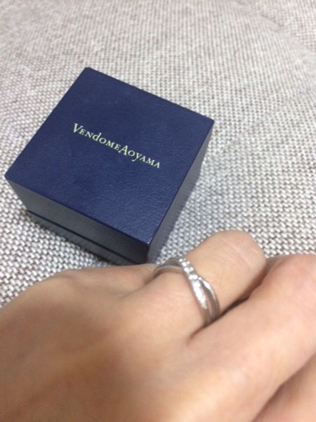 箱から出して指にはめた写真です。