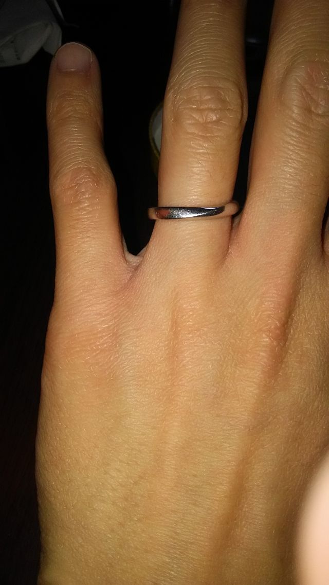 結婚指輪です、値段は夫婦合わせて25万円くらいの物です。