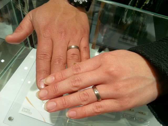 最初は少しマットな感じ。着けていくうちにツヤが出てきます。