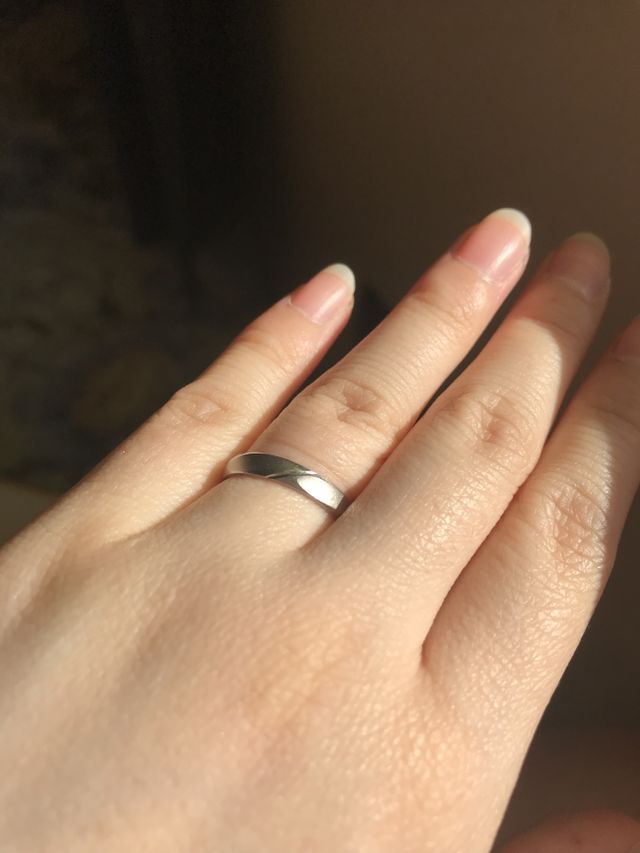 左薬指に実際に身につけている写真です