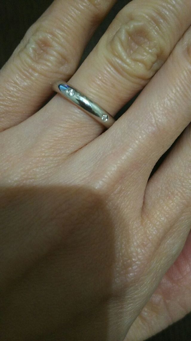 新婦のです。ダイヤが等間隔についています。新郎はダイヤ無し。