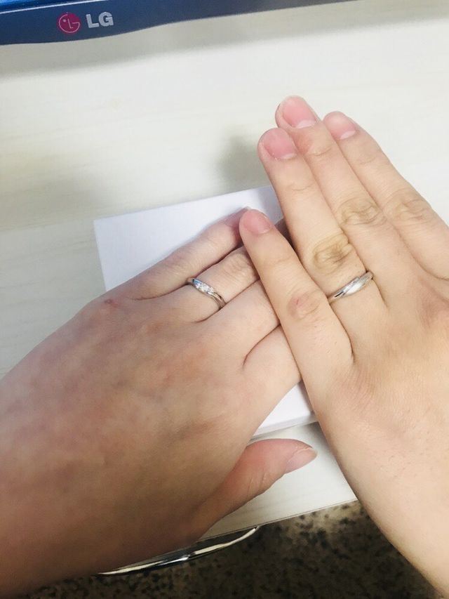 プラチナ。ストレートとウェーブの間。女性はダイヤが埋め込み。