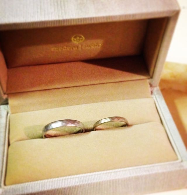 左が主人、右が私の指輪です
