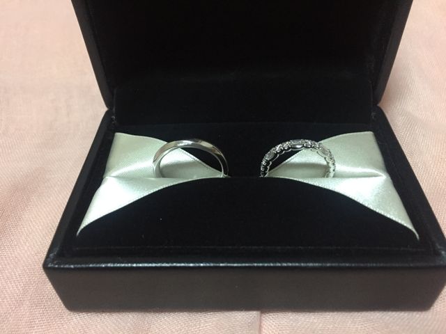 女性用はエタニティリングで形の違うダイヤを交互に配置された物