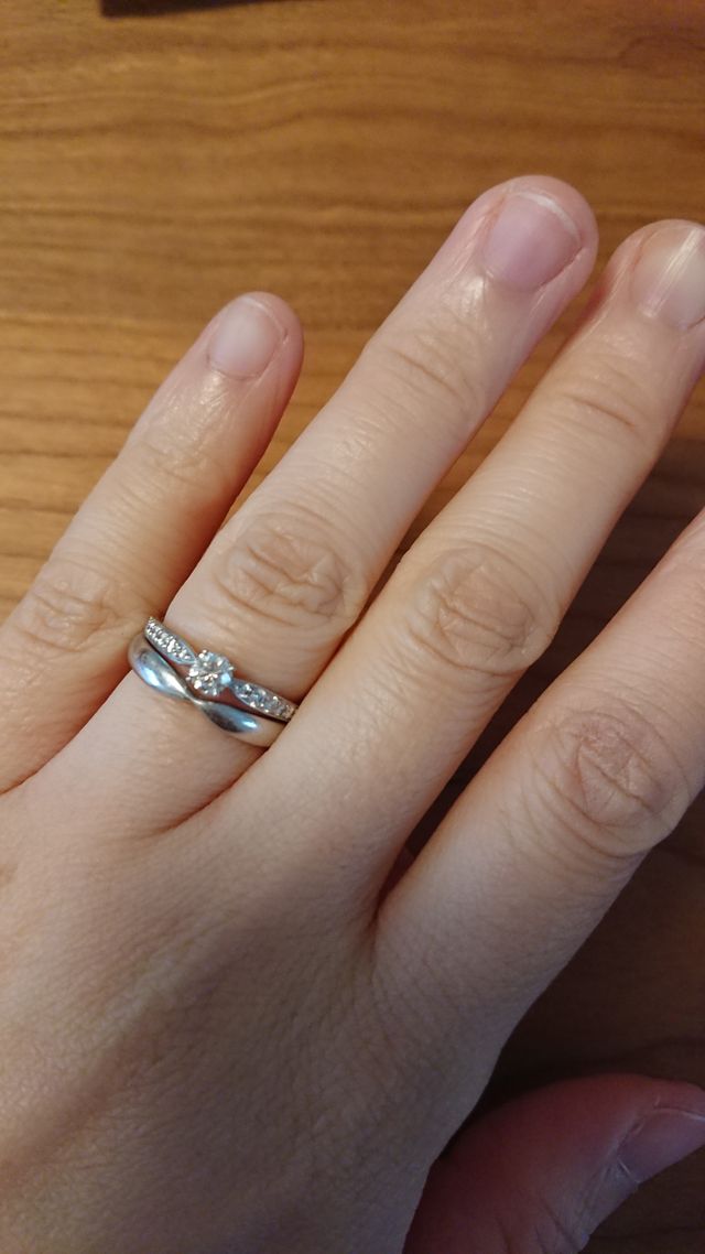 同じブランドの結婚指輪と重ねづけ