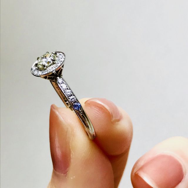 パヴェの最後にはお互いの誕生石を。もう片方はピンク