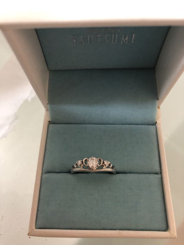 ティアラのモチーフの指輪です。