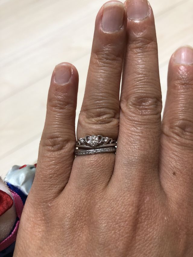 結婚指輪との重ね付けの愛称も良いです。