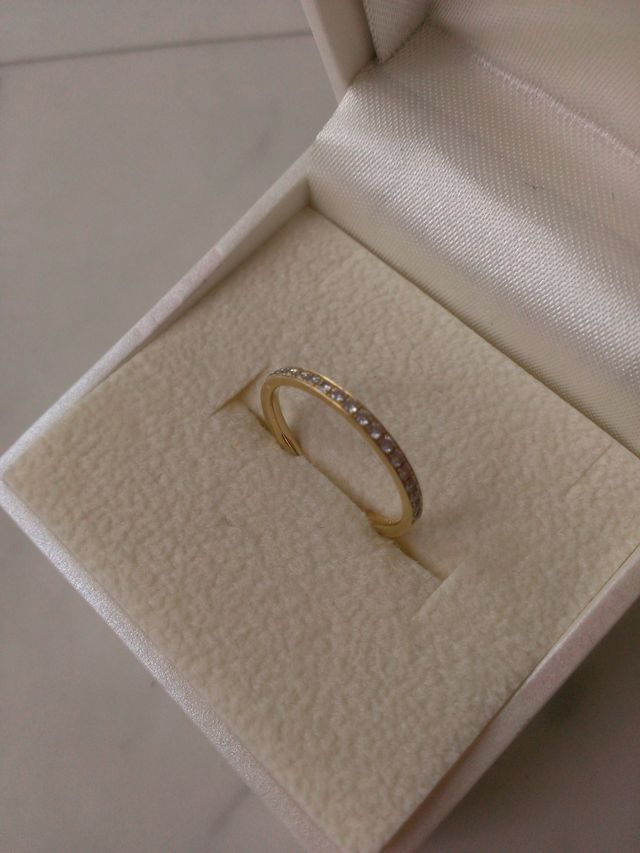 細身ゴールドにダイヤを半周