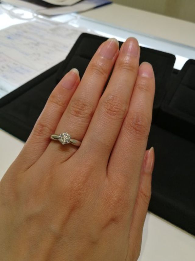 ２ヶ月待ってできた婚約指輪を受け取った時の写真です。