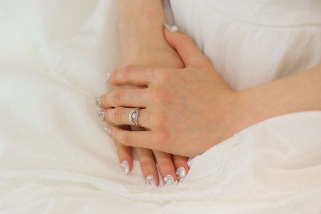 結婚指輪。とてもシンプルなデザインだが、S字なのでオシャレ。