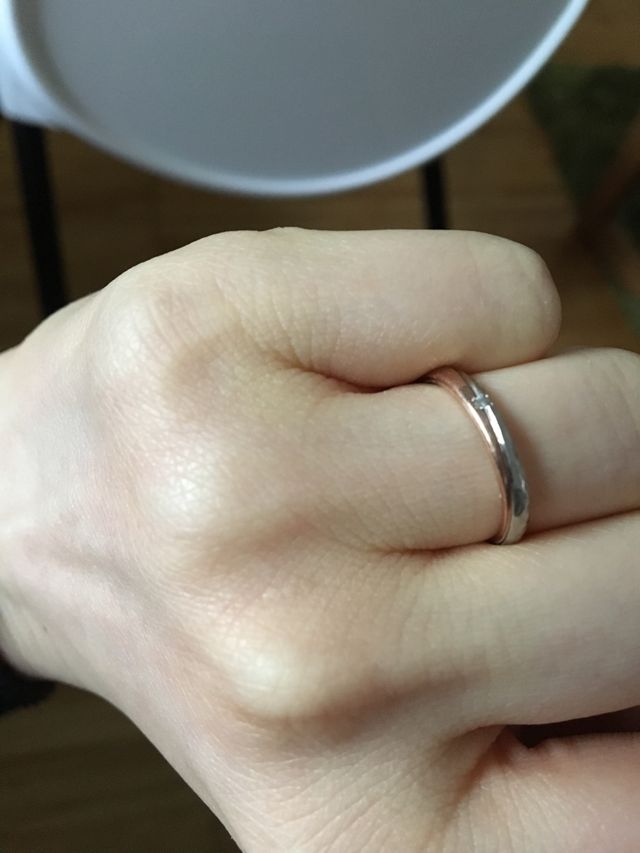 プラチナとピンクゴールドの2色使い。プラチナは叩いてます。