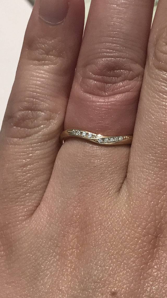 V字のピンクゴールドです。