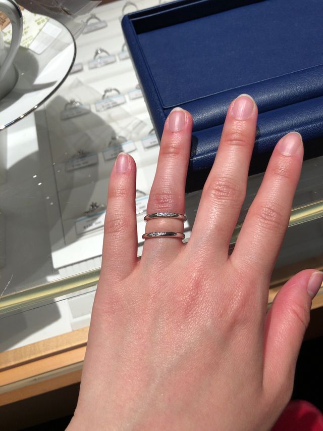 上のリングが5石のタイプ。下のリングが3石のタイプ。