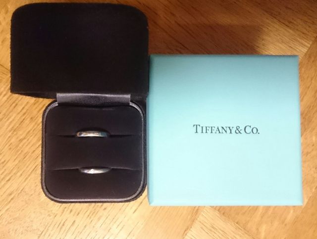 上は夫。下の私の物だけにダイヤモンドが入っています。