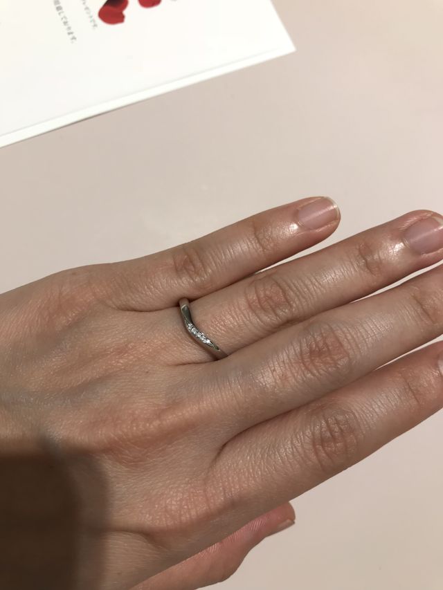 Vラインでダイヤが入っていて、キラキラしています