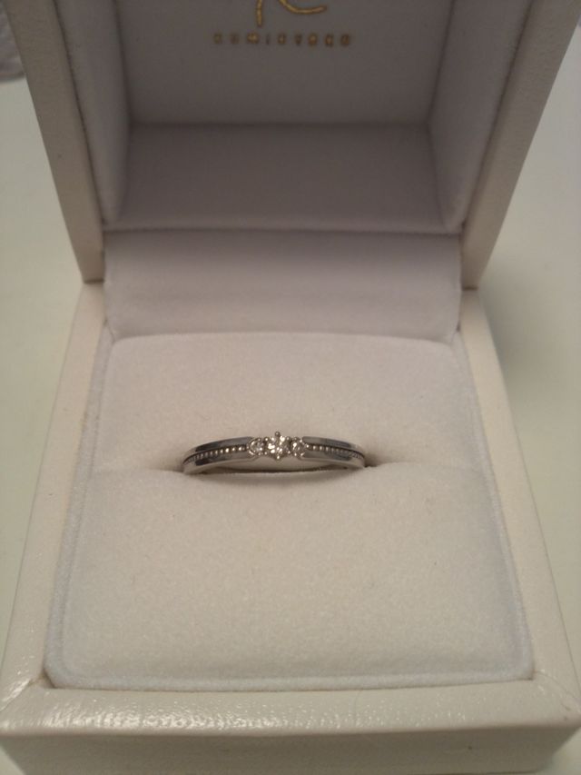 ミル打ちの繊細な細工が光る指輪