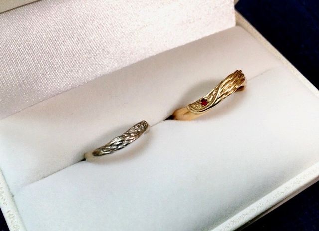 誕生石をプレゼントで好きな位置につけてくださいます。