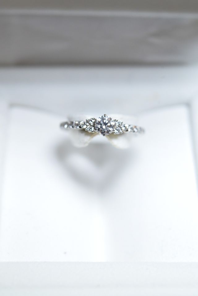 メインのダイヤの脇のダイヤ、そしてハーフエタニティ