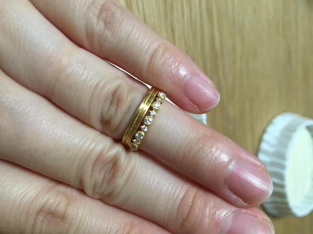 婚約指輪と重ねて