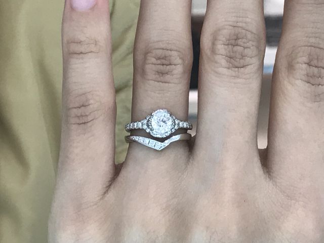 婚約指輪と重ねづけしたところです