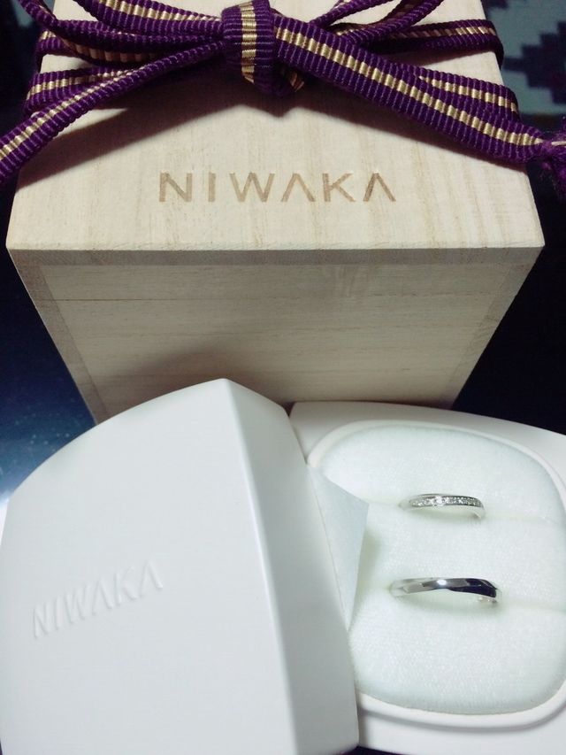 木箱の中に陶器の専用ケースに入ってます