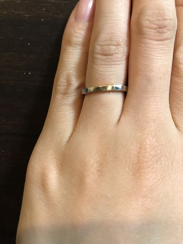 プラチナに一部ブラウンゴールドを入れた槌目模様の指輪です。
