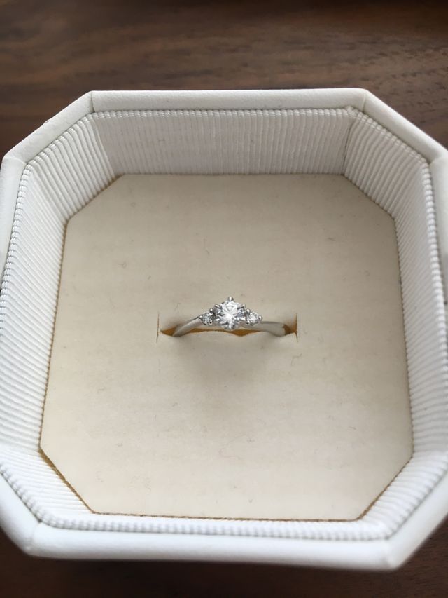 真ん中のダイヤモンドの両サイドに小さなダイヤモンドがあります