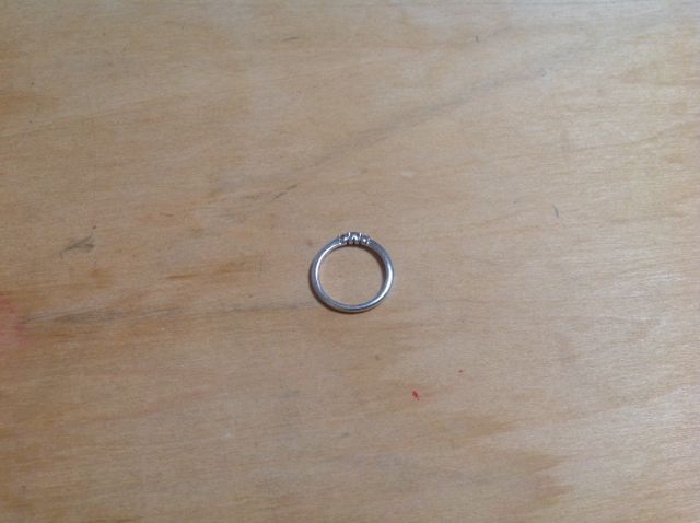 横から見ると3つのダイヤモンドがリボンのように見えるデザイン