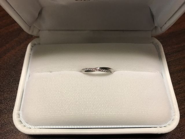 ピンクダイヤモンドがグラデーションに散りばめられています。