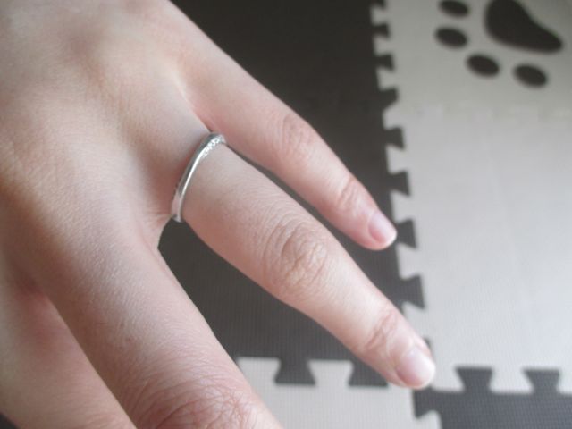 相手から見たときにダイヤが光るデザインにしました。