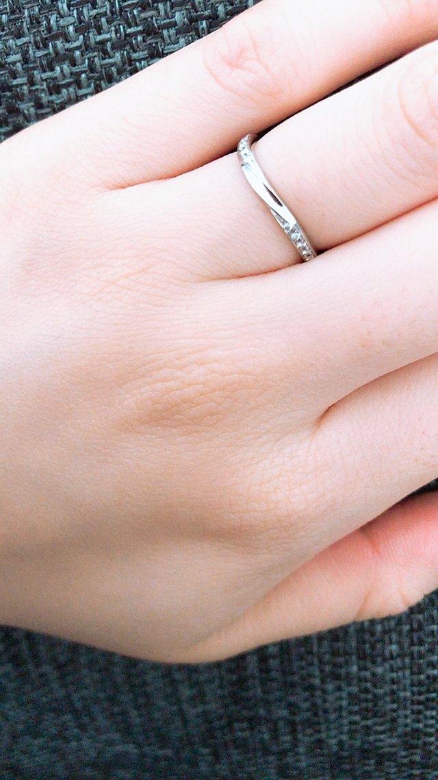 男性の方はこのダイヤがついていない同じ形です。