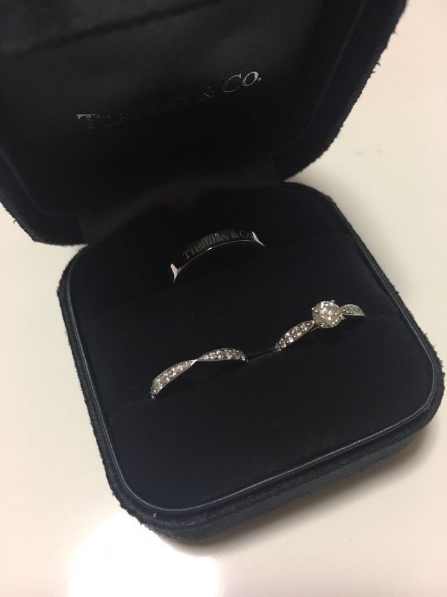 右前の大きなダイヤのものです