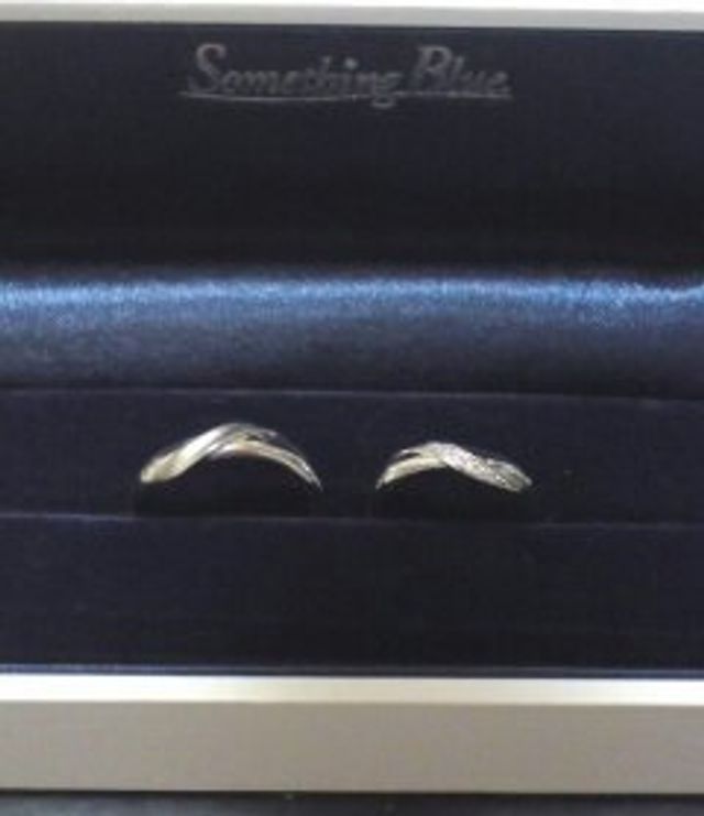 流れるようなデザインの中央にダイヤがちりばめられてます。