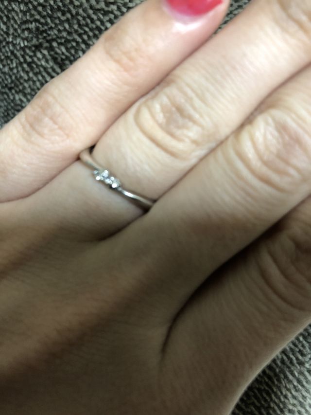 シンプルで真ん中に３つダイヤが入ってて可愛いです。