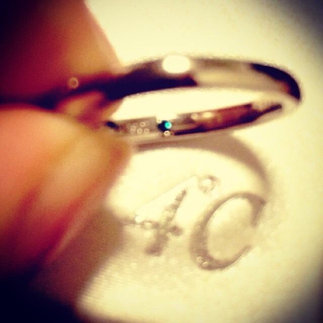 内石はサムシングブルーにちなんでブルー