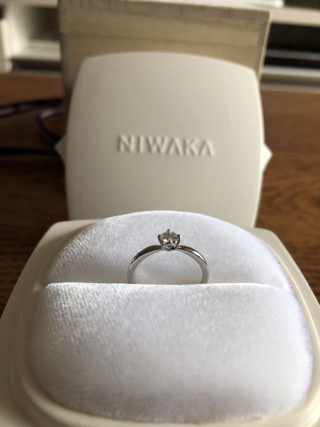 横からのアングル。陶器のケースも高級感あり。