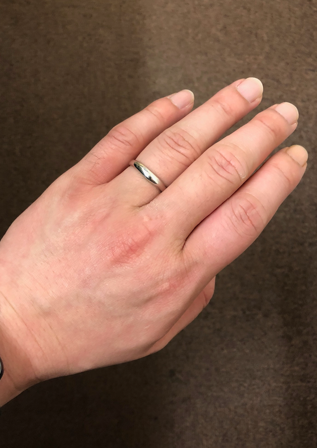 少し太めの、シンプルなデザインです。