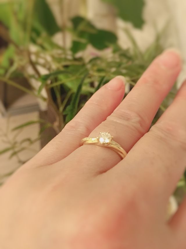 黄味肌に合わせて、ゴールドで作ってもらった婚約指輪！