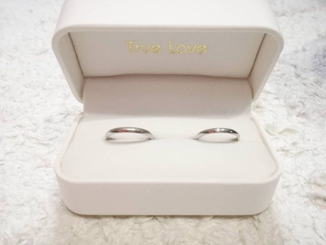 シンプルで細めのリングが女性らしい♪