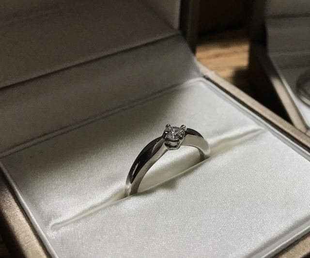 ダイヤは0.2カラットで小さめですが、存在感があります