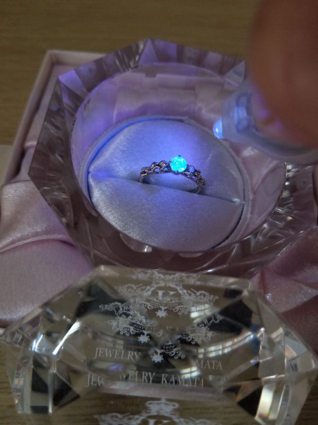 ブラックライトで耀きます。