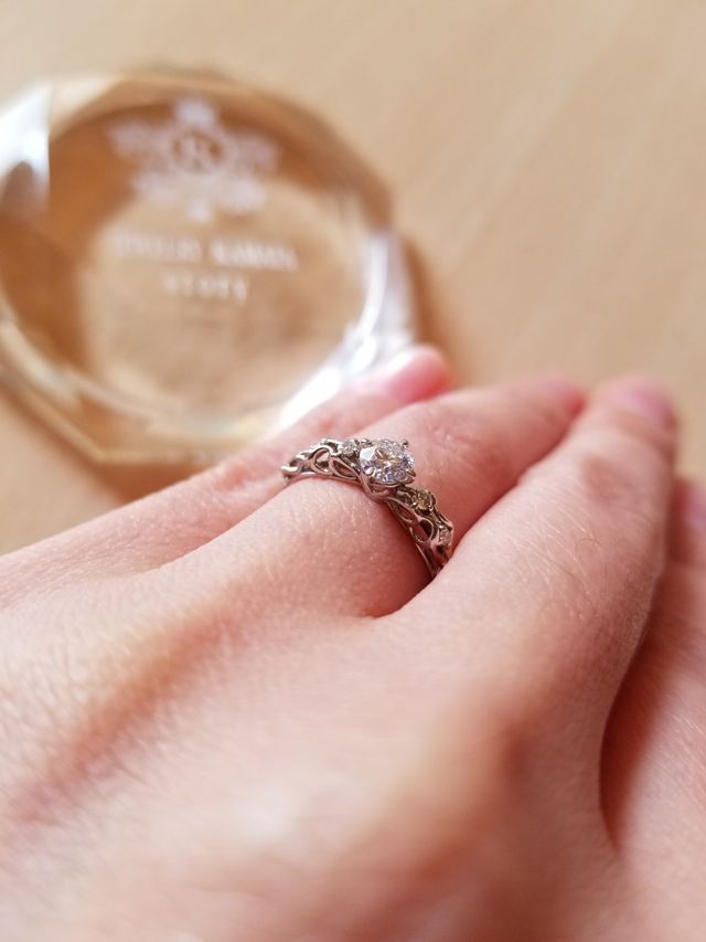 0.284カラットのダイヤです。ティアラっぽいもチーフ。