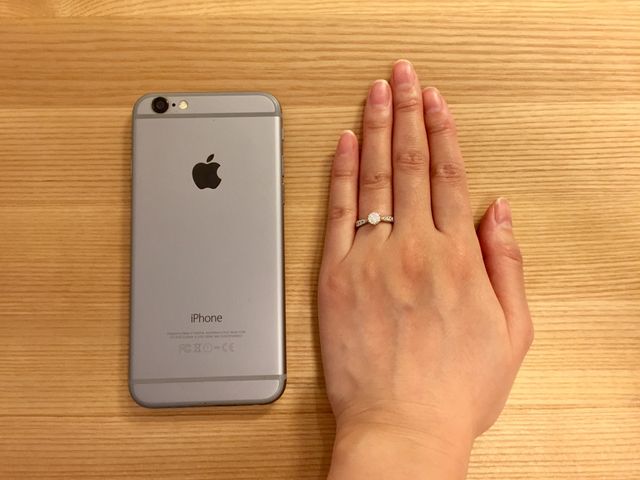 指は細く骨張っており、色白ではありませんが白いと言われます