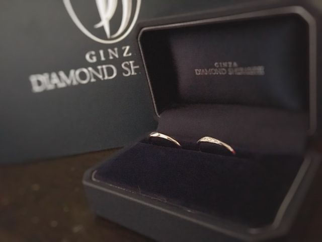 男性用がシンプルで、女性用がダイヤモンドの入ったリング