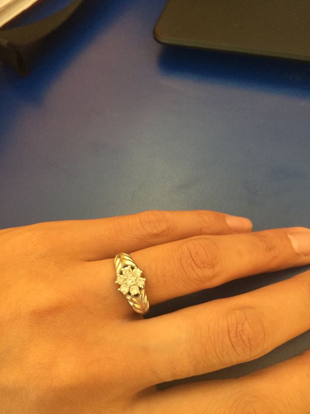 7粒のダイアが可愛さもあり、エレガントさもあり