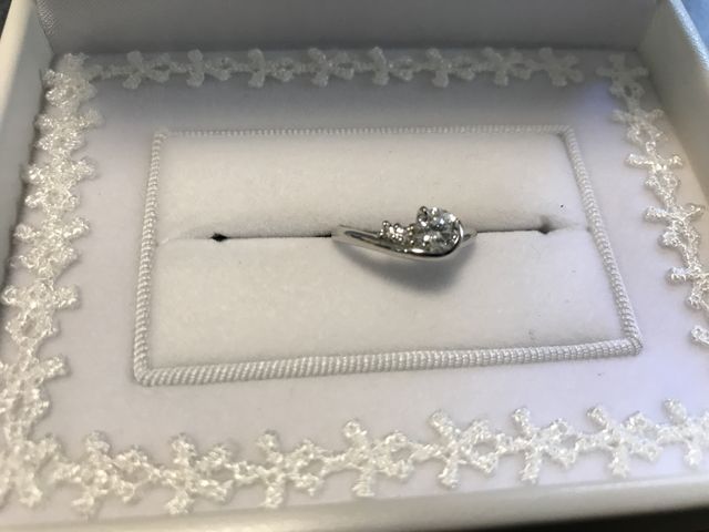 奥さんの婚約指輪です。ダイヤがサイドにも流れるデザインです。