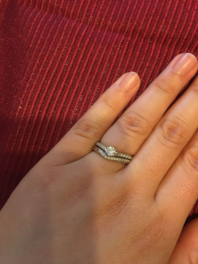 結婚指輪と婚約指輪の重ね付けです。